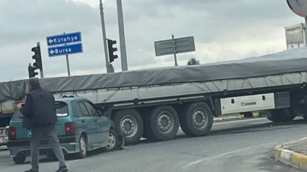 Eskişehir Organize Sanayi Bölgesi'nde kamyon kazası oldu.