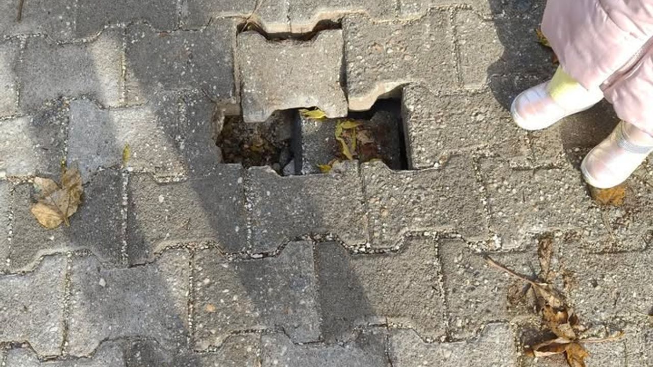 Eskişehir'de vatandaşlar sökülen parke taşlarına isyan etti
