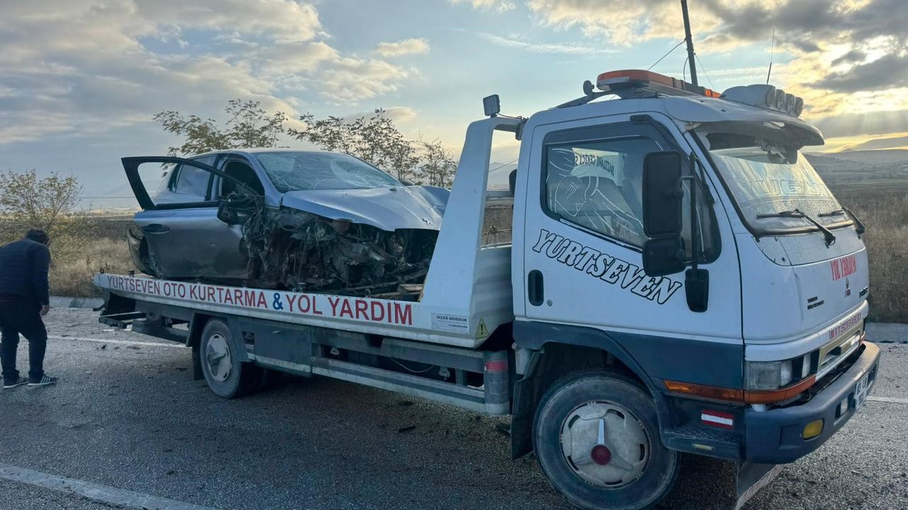 Komşuda refüje giren araç hurdaya döndü: 2 yaralı