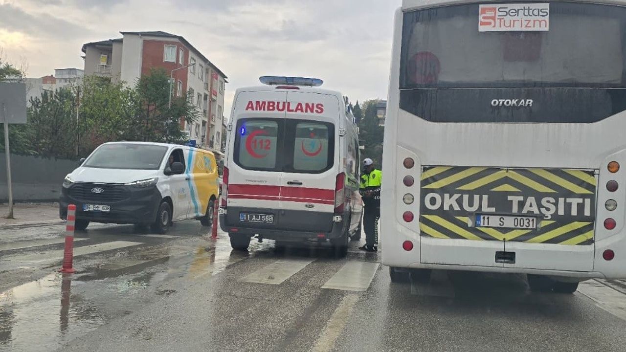 Bilecik’te ters yöne dönmeye çalışan kamyonet kazaya sebep oldu: 1 yaralı