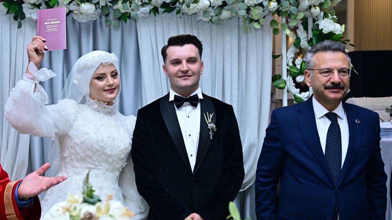 Vali Aksoy, polis çiftin nikah şahidi oldu