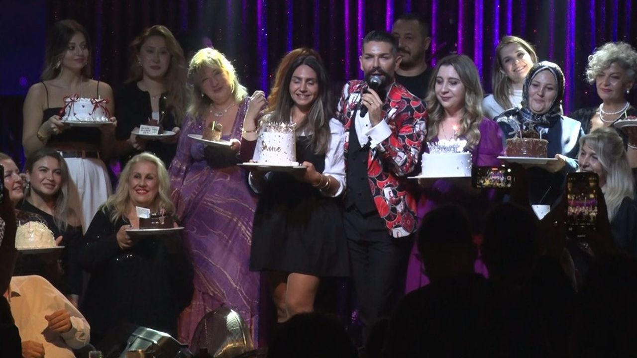 Konser bir anda doğum günü partisine döndü! Ünlü sanatçıdan 36 ayrı kutlama