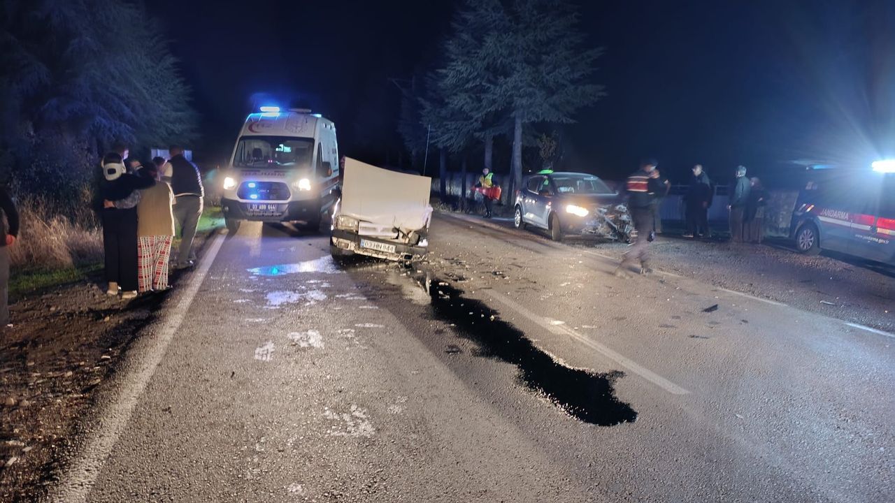 Emirdağ'da iki otomobil çarpıştı: 4 çocuk yaralandı