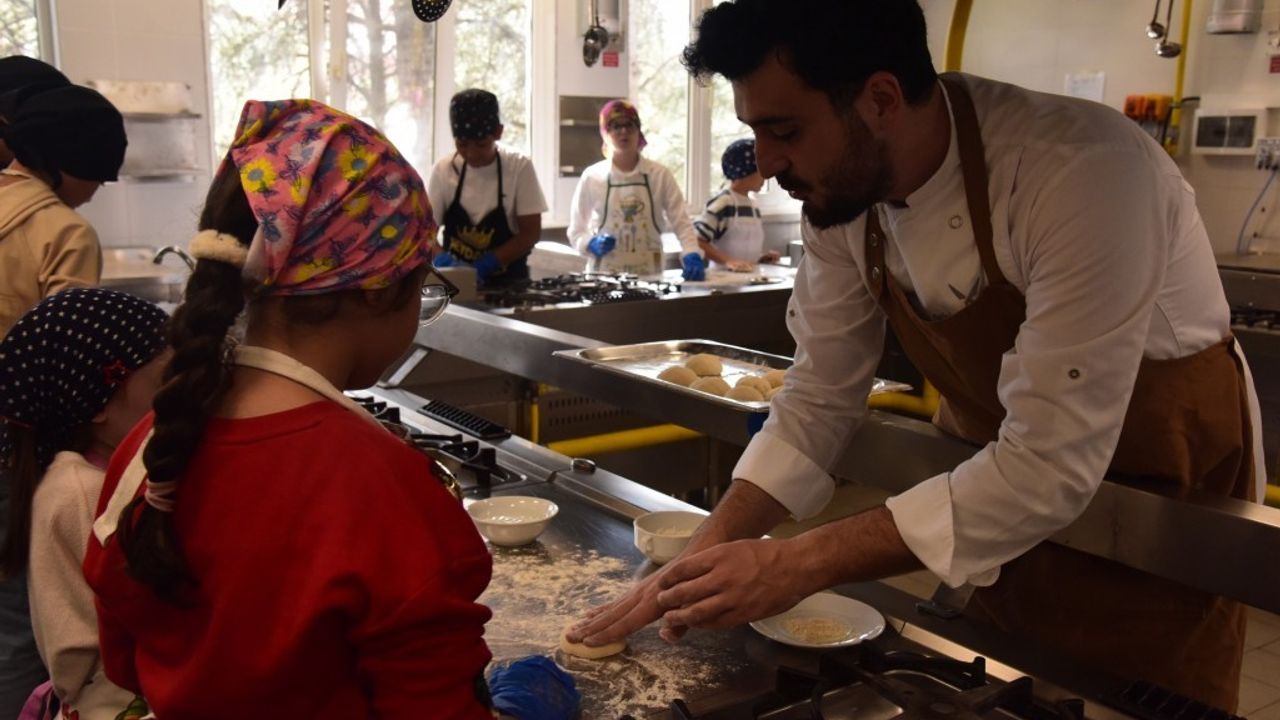 Eskişehirli minikler "Dünya Mutfakları" etkinliği ile aşçılık öğreniyor