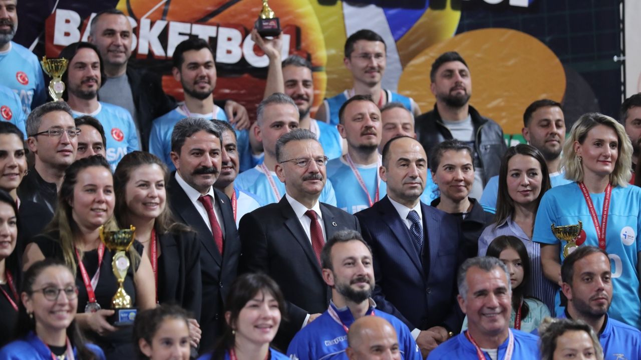 Eskişehir'de Kamu Spor Oyunları sona erdi: Vali Aksoy sporculara ödüllerini takdim etti