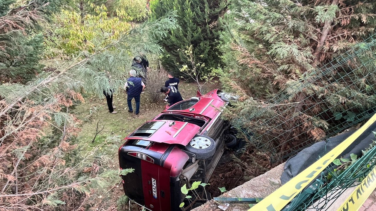 Komşuda otomobil evin bahçesine uçtu: 2 yaralı
