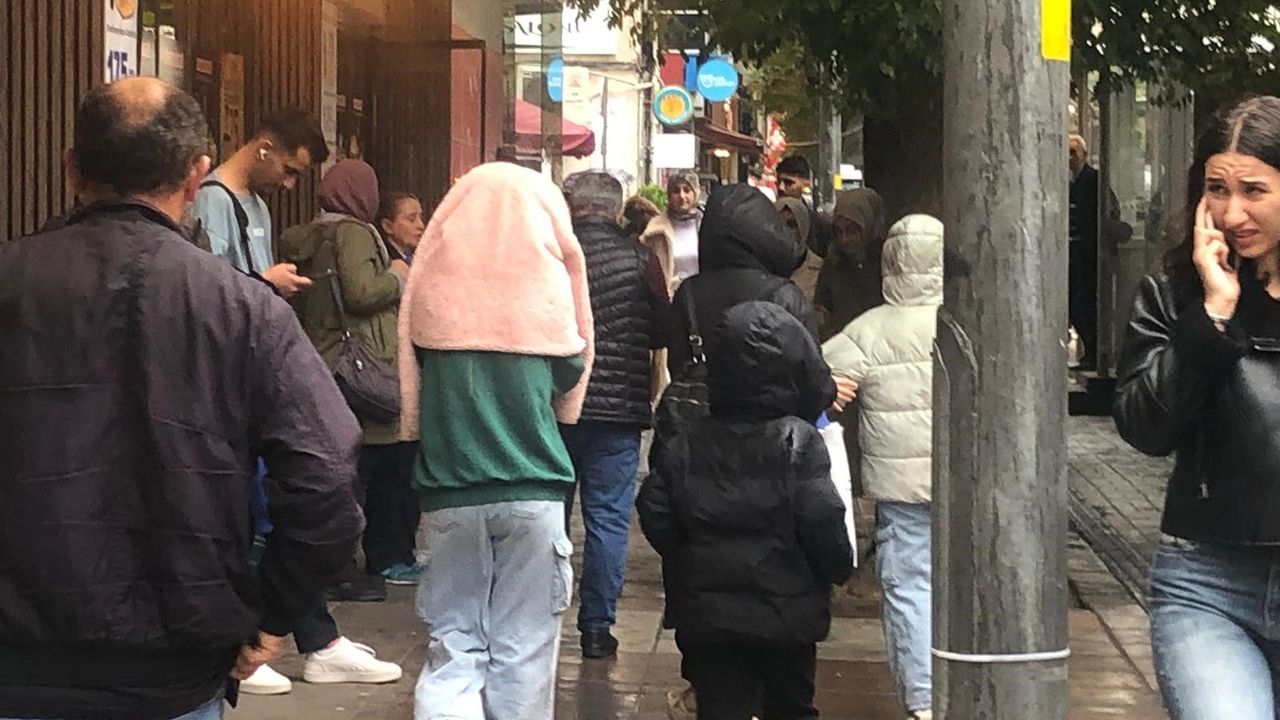 Eskişehir'de sağanak yağış hayatı felç etti: Vatandaşlar kaçacak yer aradı