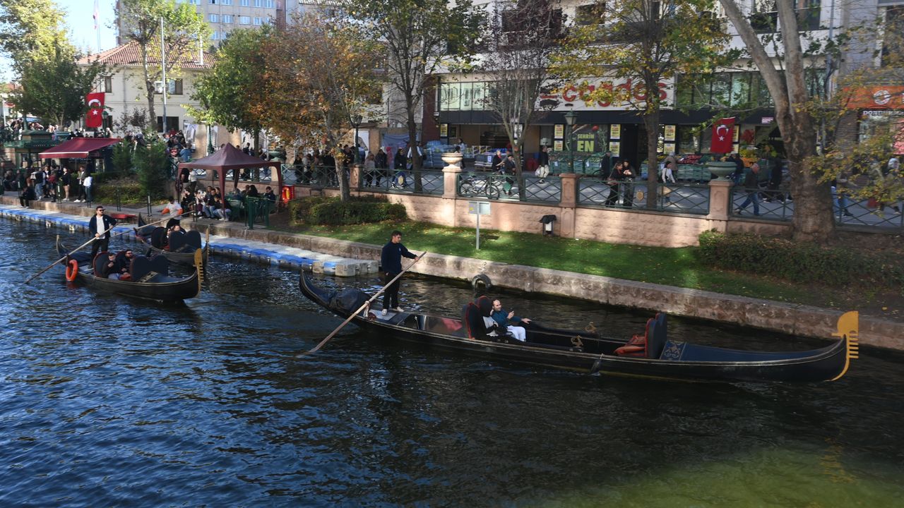 Dakikalarca sıra beklediler: Tatilcilerden Porsuk Çayı’na büyük ilgi