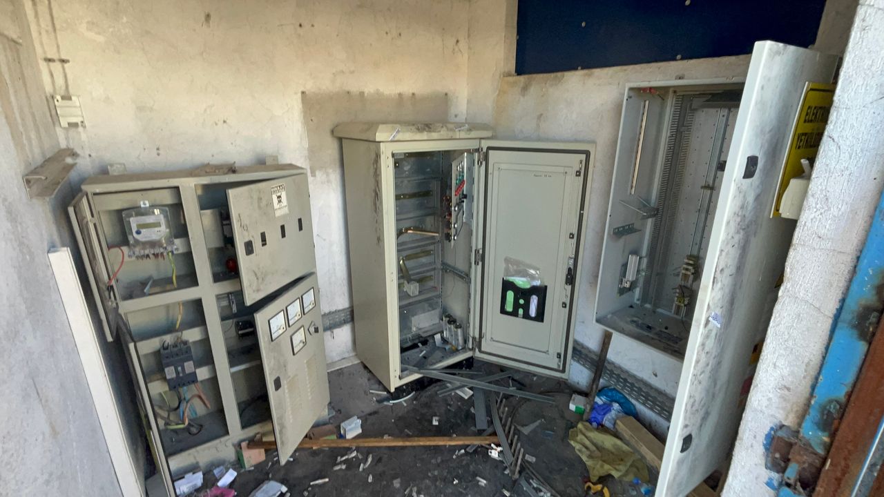 Kapıyı delip içeriye girdiler... ESKİ tesisinde hırsızlık!