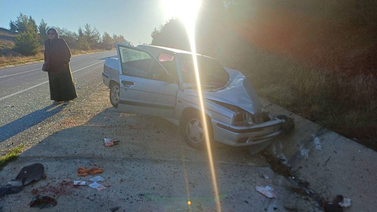 Komşuda arıza yapan araca otomobil çarptı: 2 yaralı