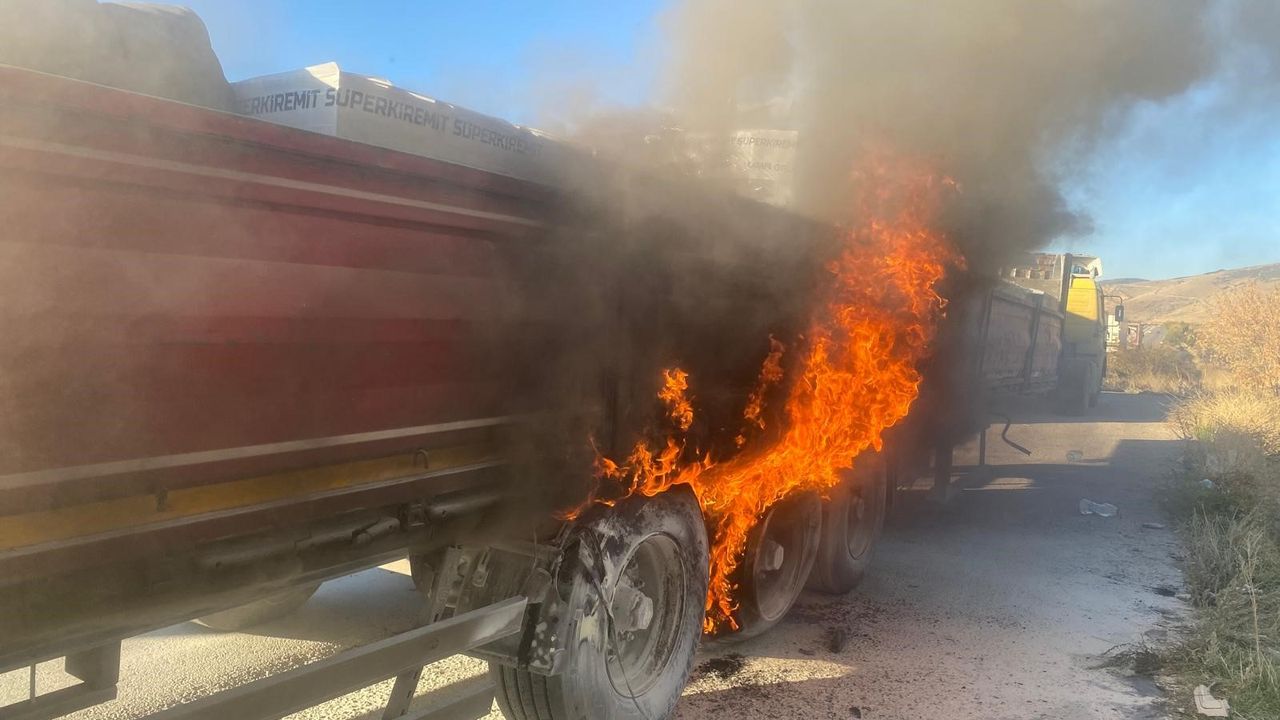 Komşuda seyir halindeki tır alev alev yandı