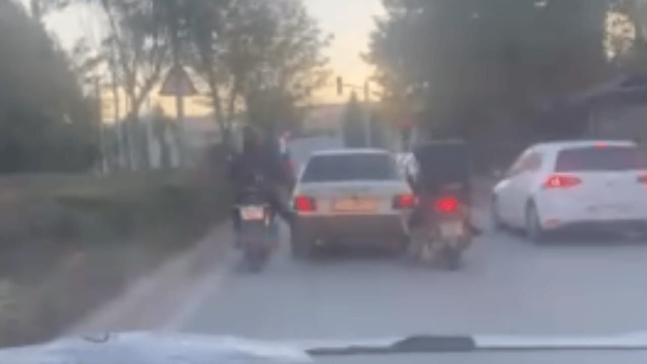 Eskişehir'de yolda kalan arabayı ayaklarıyla ittiler!