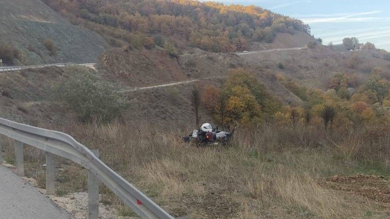 Eskişehir yolunda korkutan kaza: Motosiklet şarampole yuvarlandı