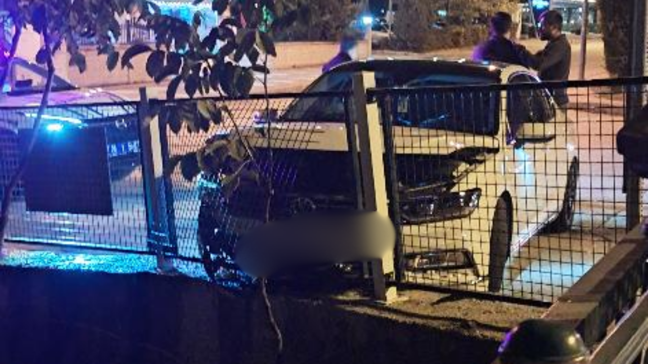 Eskişehir’de kontrolden çıkan otomobil demir korkuluklara tosladı!