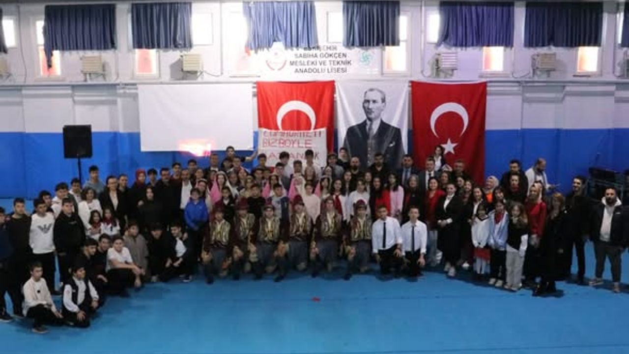 Eskişehir’de öğrencilerden 29 Ekim coşkusu