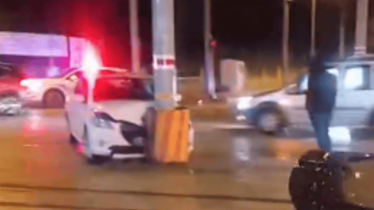 Eskişehir'de otomobil katener direğine çarptı