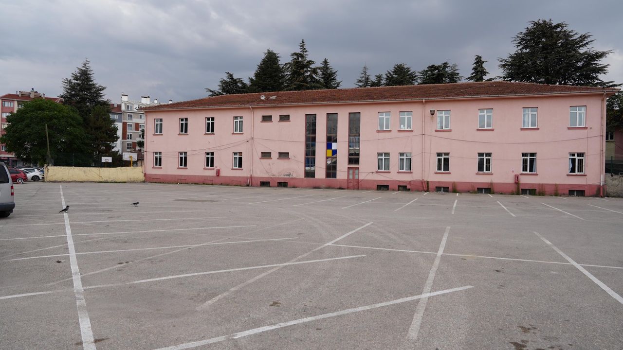 Eskişehir'de yeni düzenleme bugünden itibaren geçerli: Artık otopark olarak kullanılabilecek