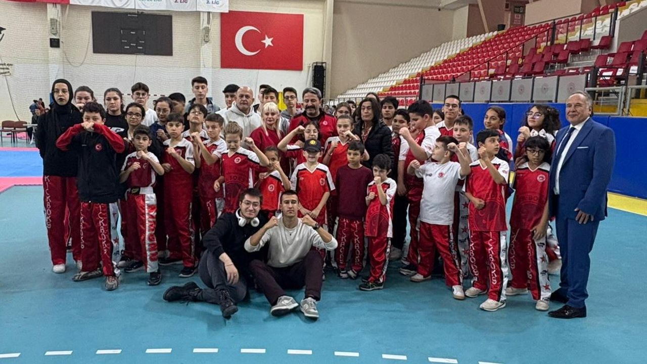 Eskişehir'de 29 Ekim Cumhuriyet Kupası Kick Boks Müsabakası gerçekleştirildi