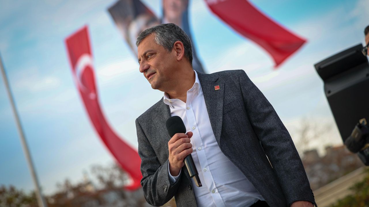 Özgür Özel, Eskişehir mitinginin ardından İstanbul Çağlayan Adliyesi'ne doğru yola çıktı
