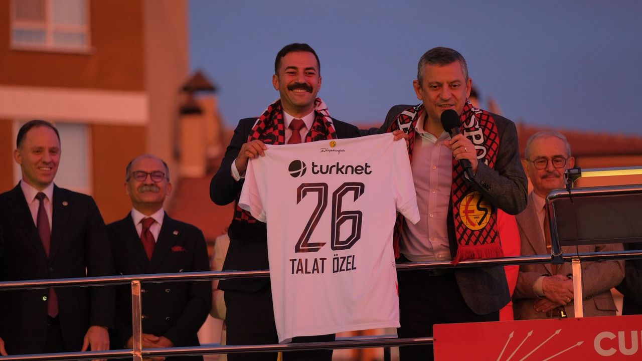 Özgür Özel: "Ben babadan emanet Eskişehirsporluyum"
