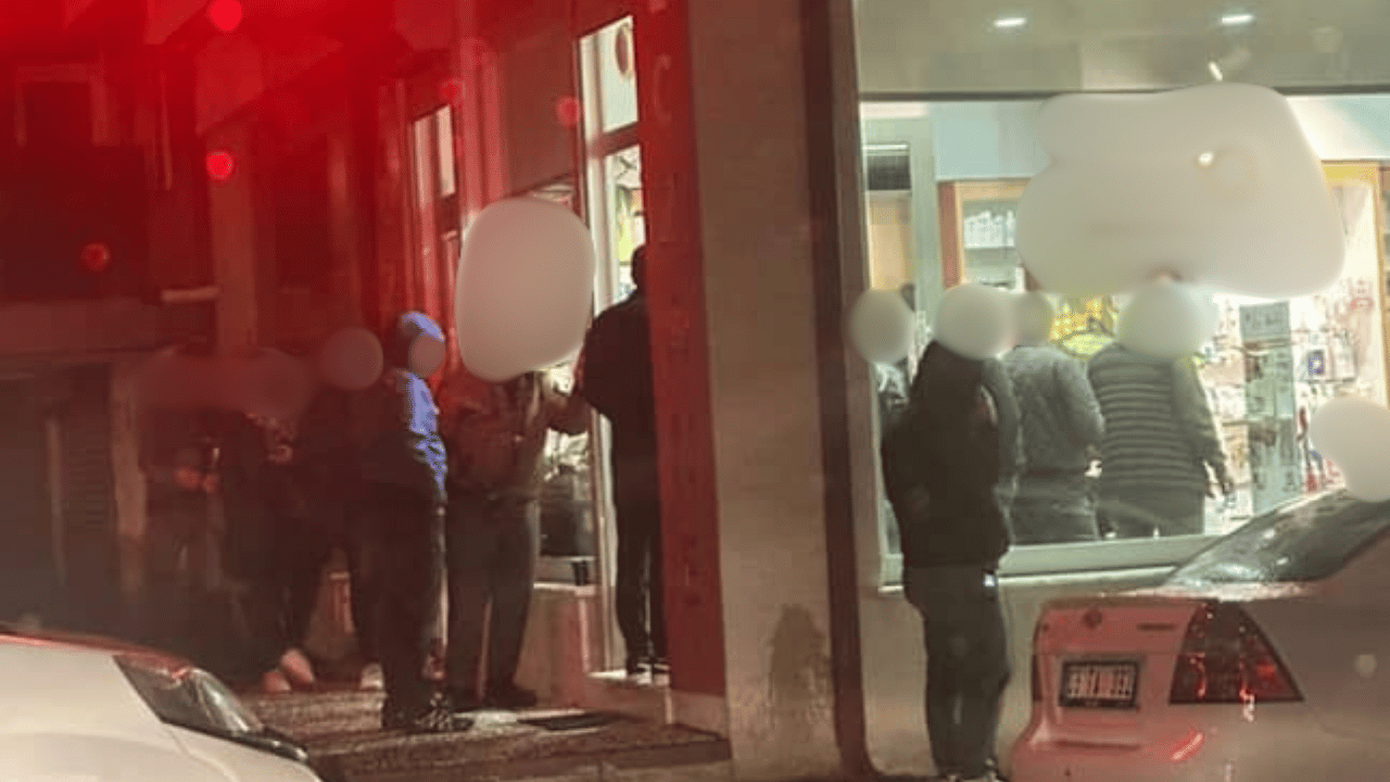 Hastalıklar arttı: Eskişehir'de nöbetçi eczane önünde ilaç kuyruğu oluştu