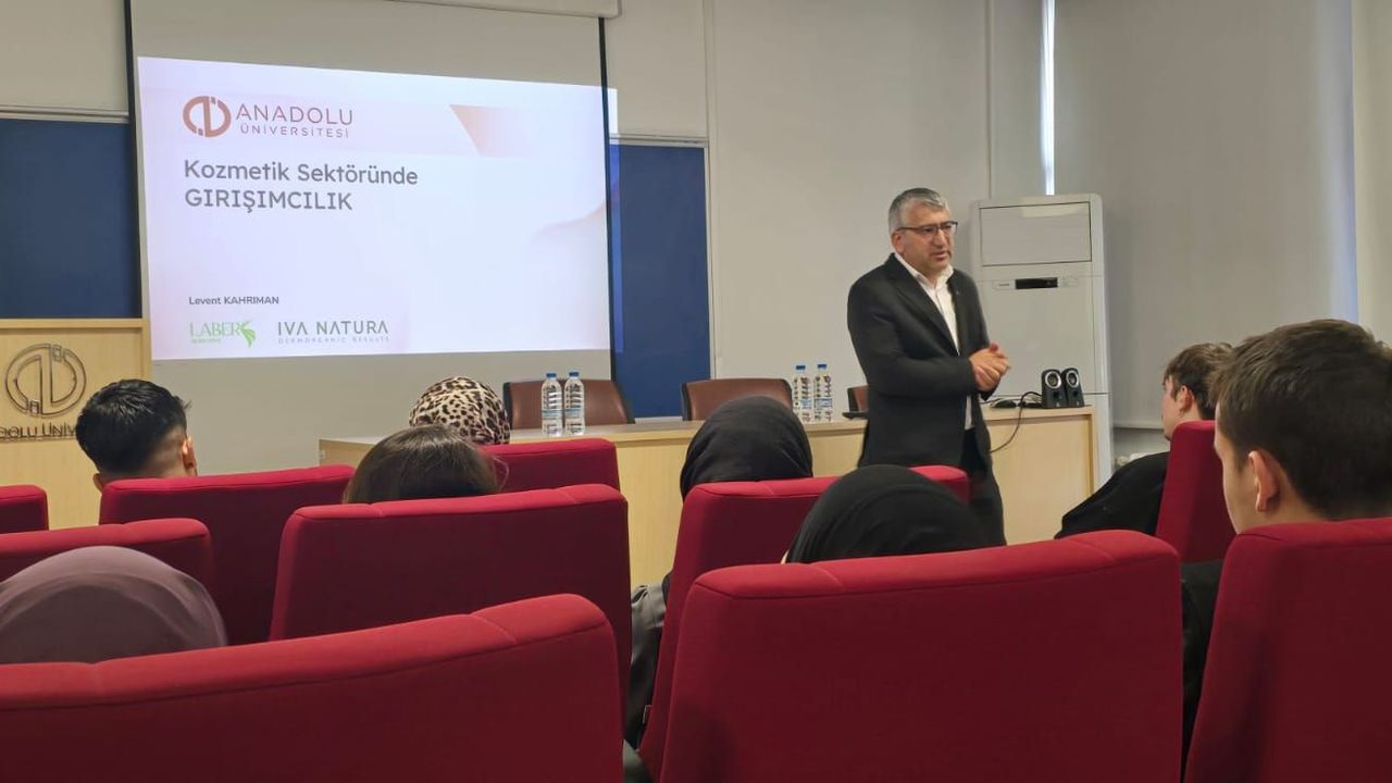 Anadolu Üniversitesi'nde kozmetik sektöründe girişimcilik söyleşisi gerçekleştirildi