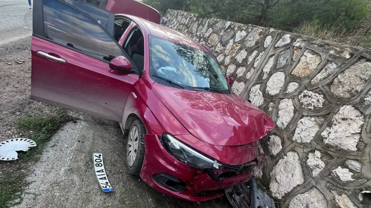 Bilecik'te 2 otomobil kafa kafaya çarpıştı: 4 yaralı