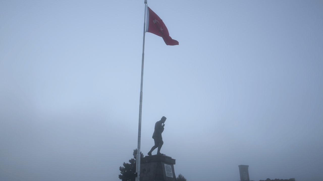 Tarihin kalbinden büyüleyen kare: Kocatepe sisler içinde böyle görüntülendi