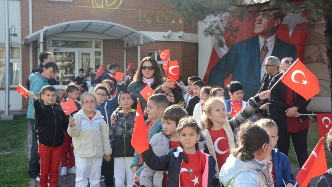 Eskişehir'de miniklerden Cumhuriyet Bayramı korteji