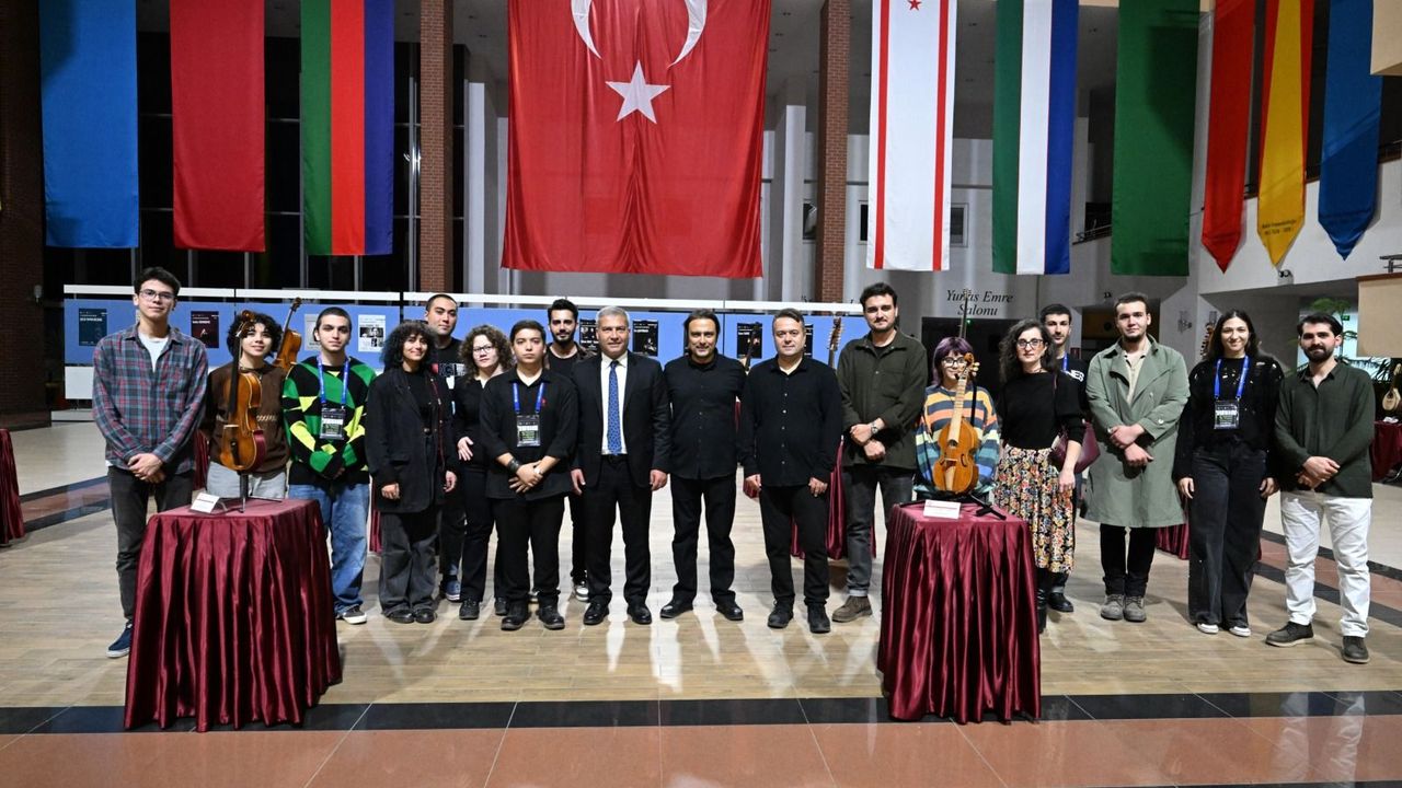 Rektör Adıgüzel öğrencilerin sergisini gezdi