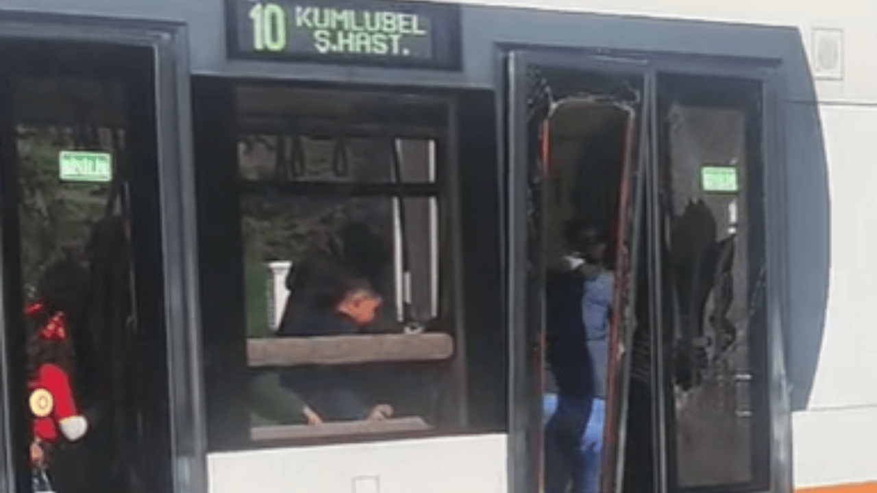 Eskişehir'de kaza: Tramvayın camları patladı! Yolcular tahliye edildi