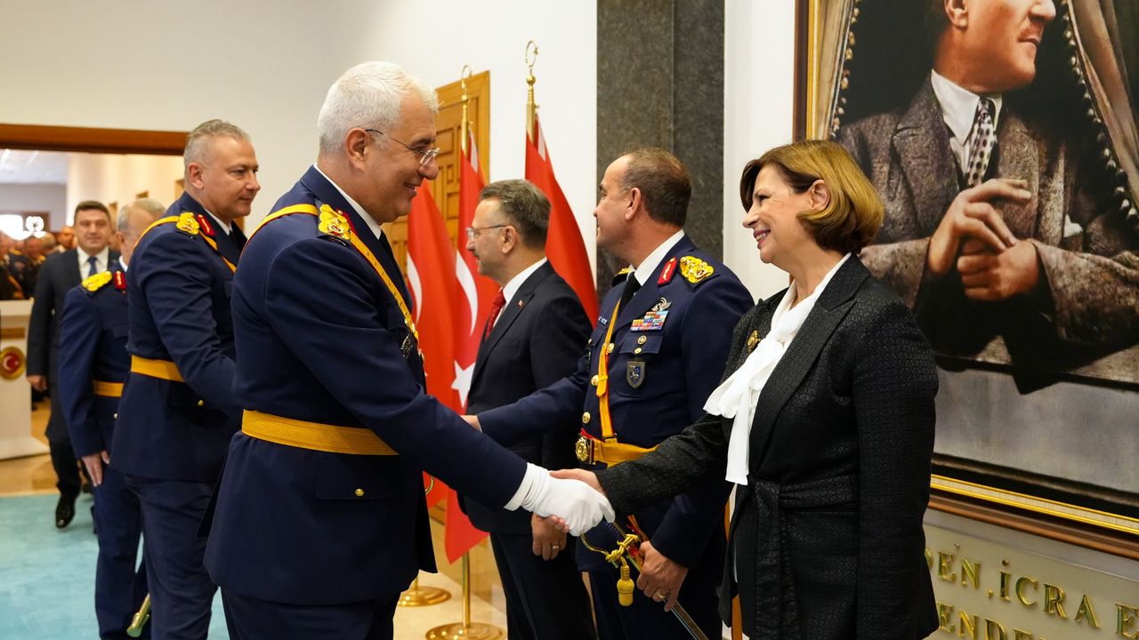 Başkan Ünlüce: "Cumhuriyet şehri Eskişehir’imizin ve tüm ulusumuzun Cumhuriyet Bayramı kutlu olsun"