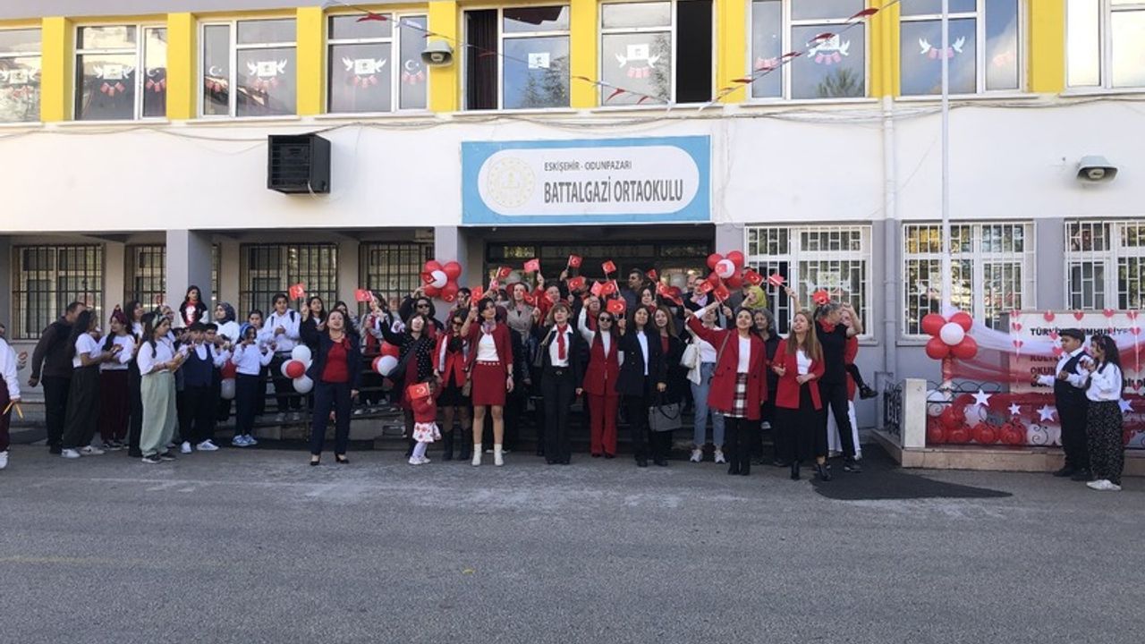 Eskişehir'de öğretmenler cumhuriyetin yüzüncü yılı için konser verdi