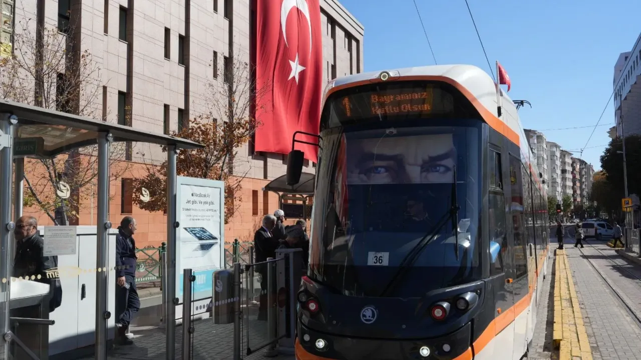Eskişehir'de tramvaylar Cumhuriyet Bayramı'na eşlik etti