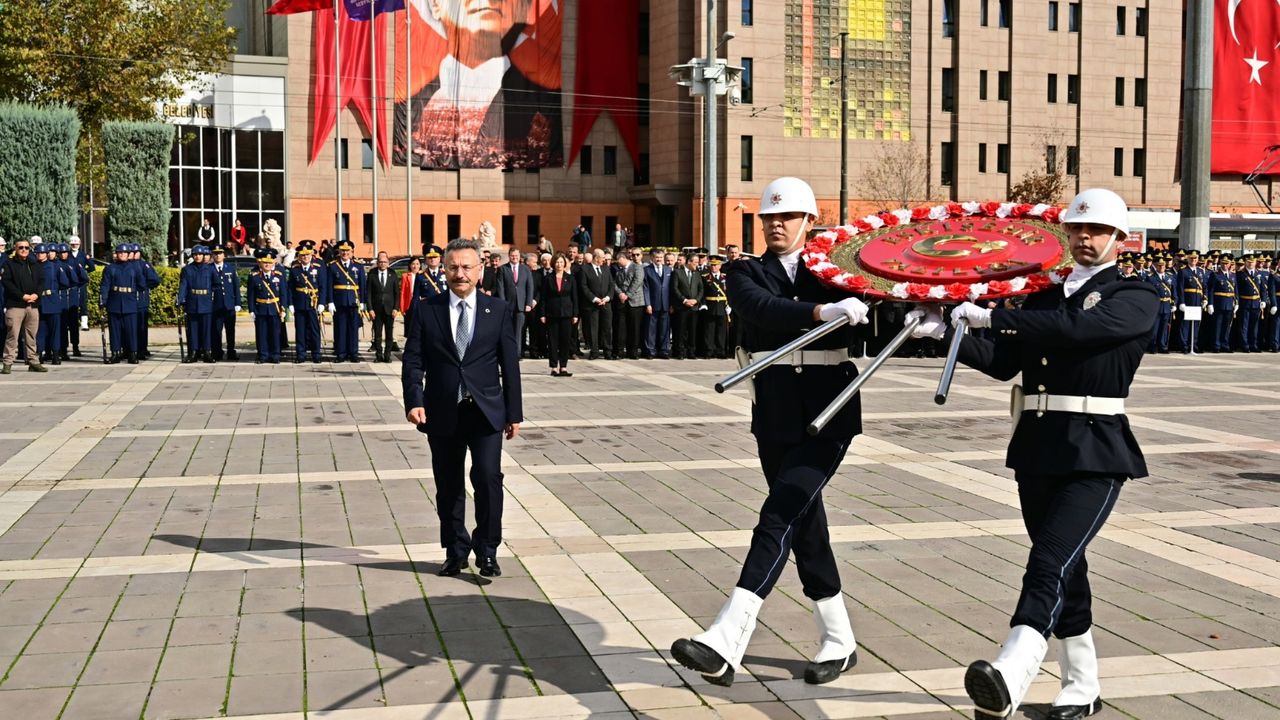 102. yıl çelengi Atatürk Anıtına konuldu