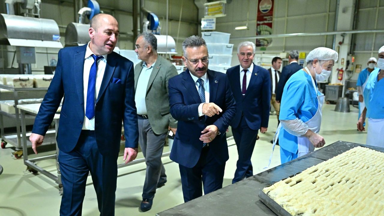 Vali Aksoy'dan Cumhuriyetle yaşıt Balkan Helva'ya ziyaret