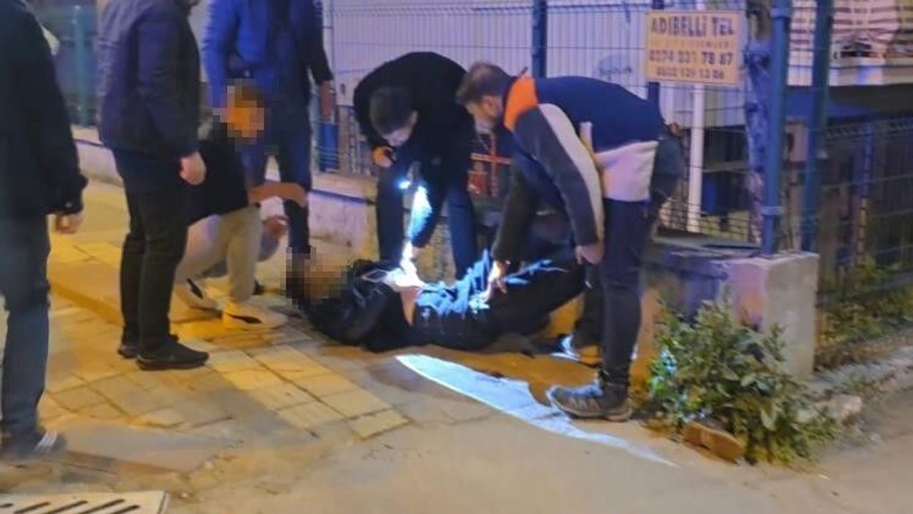 Sokak ortasında dehşet: İki genci bıçaklayıp kaçtı