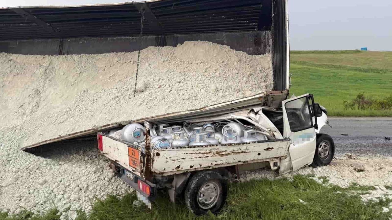 Kum yüklü tır, kamyonun üzerine devrildi: Ezilen sürücü hayatını kaybetti