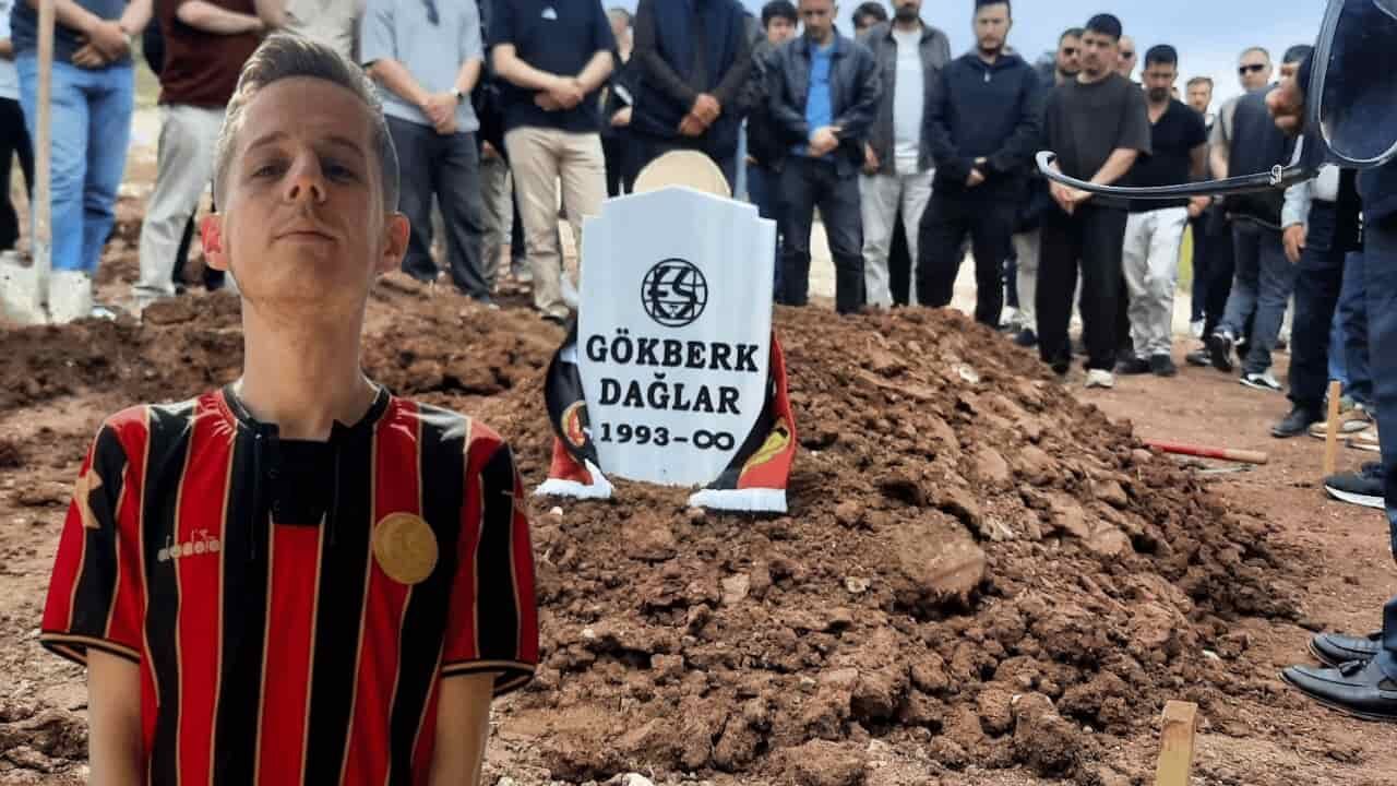 Eskişehirspor'un genç taraftarı son yolculuğuna uğurlandı
