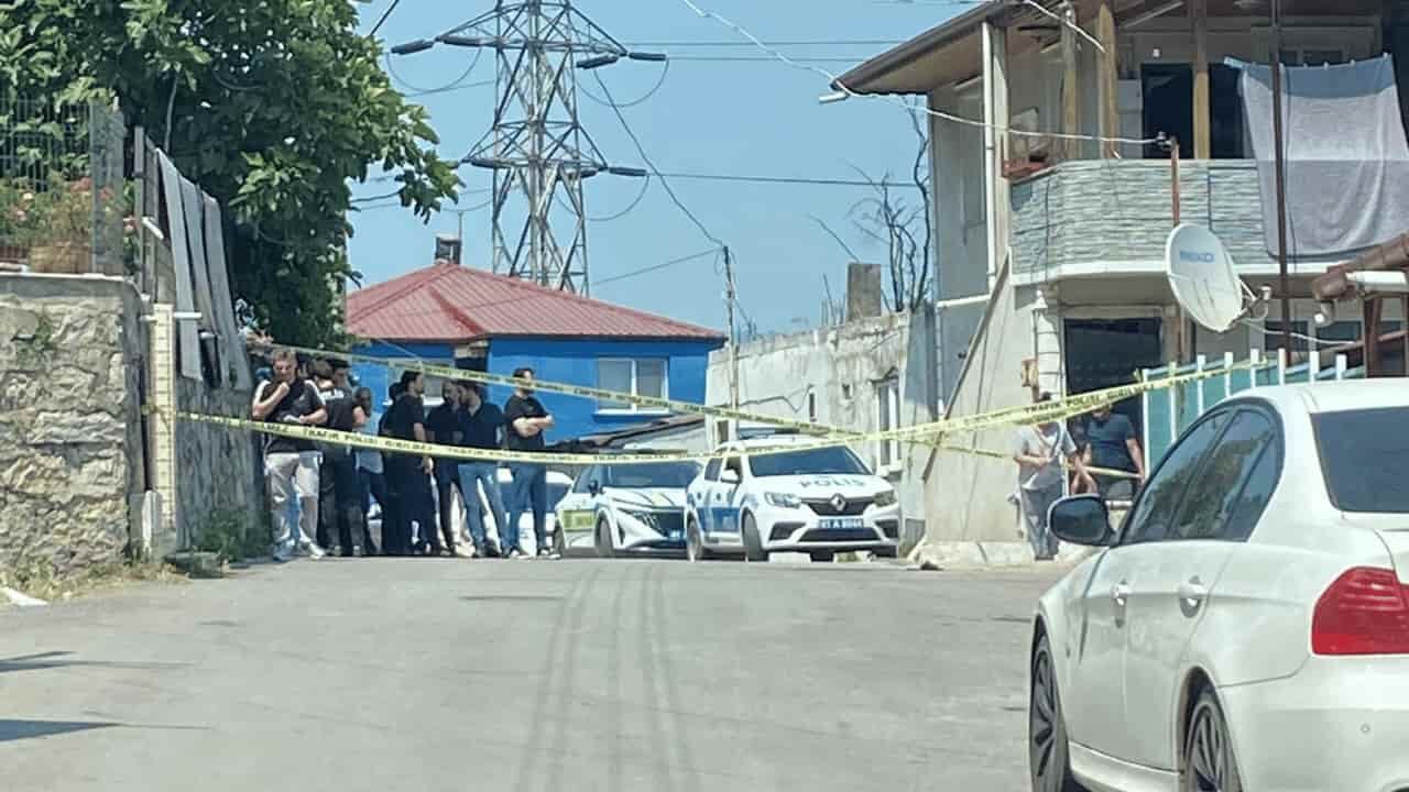 5 çocuk annesi kadın eşi tarafından sokakta defalarca bıçakl