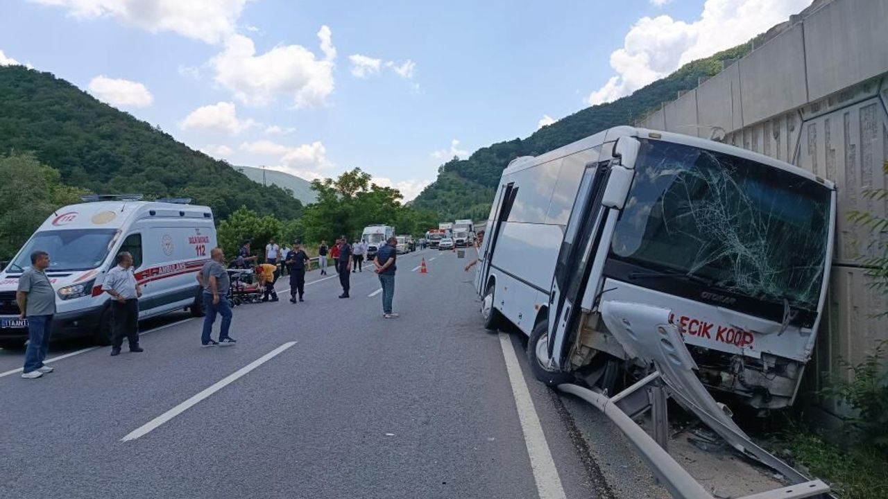 Midibüs tıra çarptı, 6 kişi yaralandı
