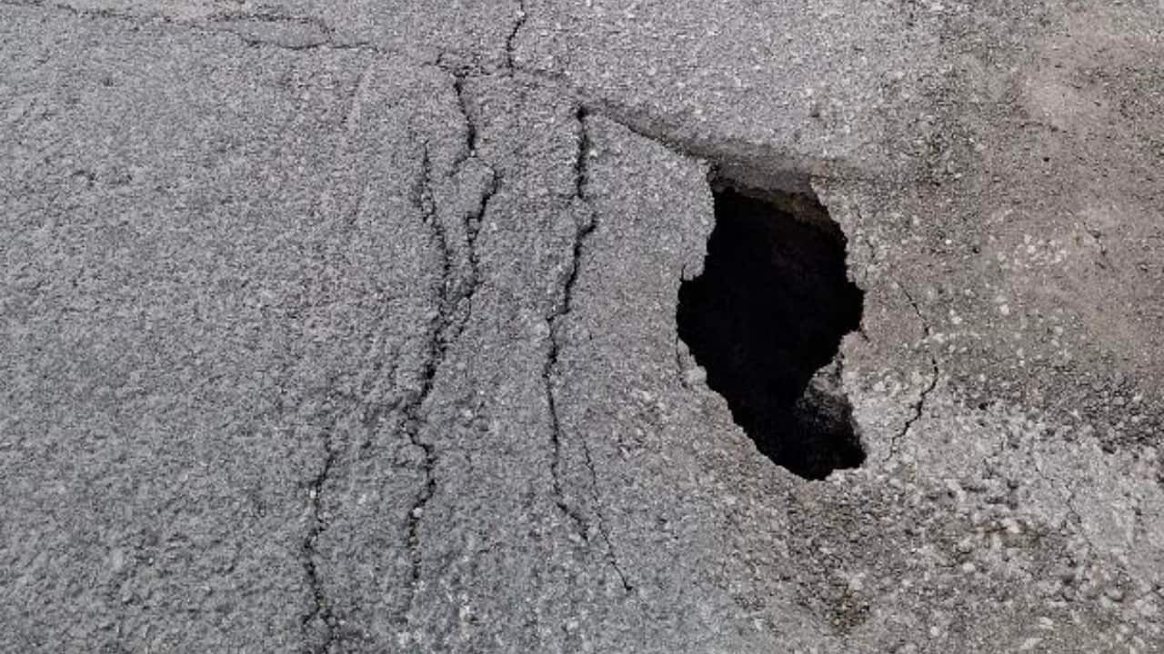 Emek Mahallesi'nde yol çöktü: Kaza riski oluşturuyor