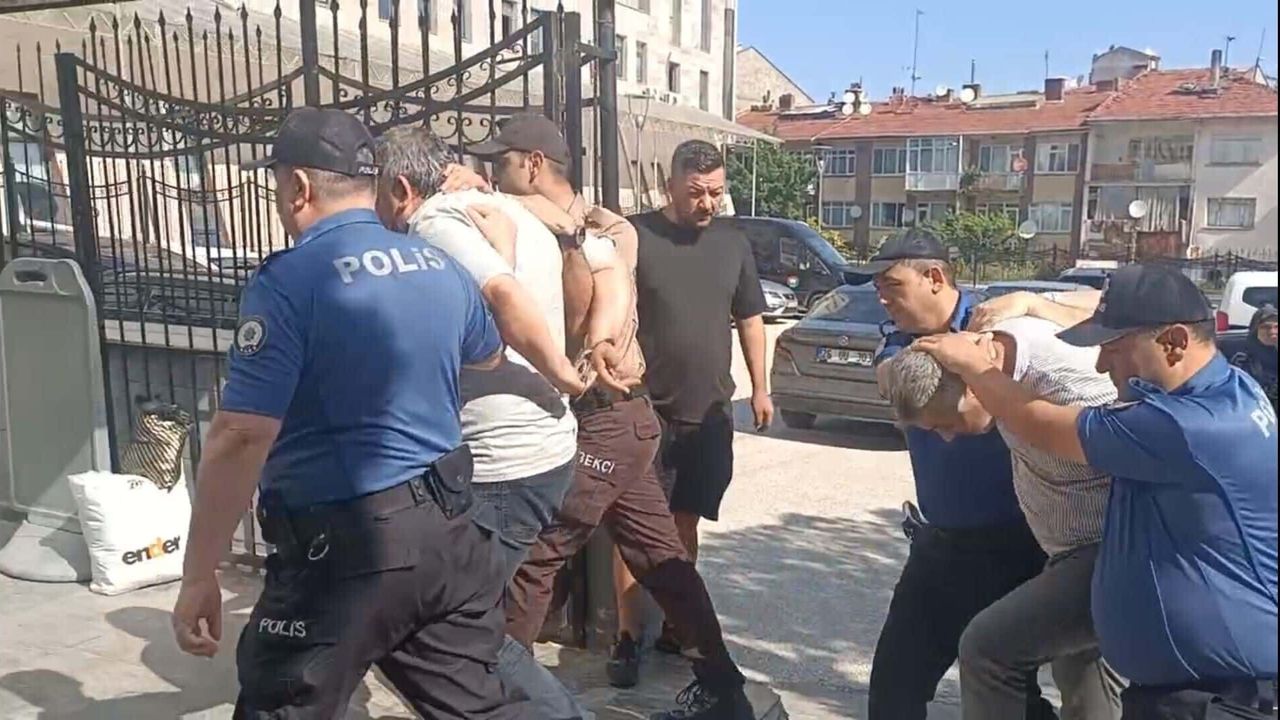 Eskişehir'de okul girişinde bekçiyi darp eden iki şahıs tutu