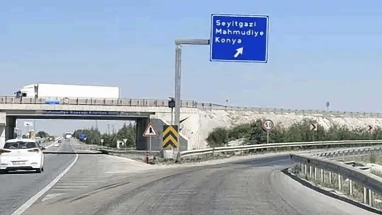Eskişehir-Ankara yolunda tabela tepkisi: "Yol ayrımında Emir