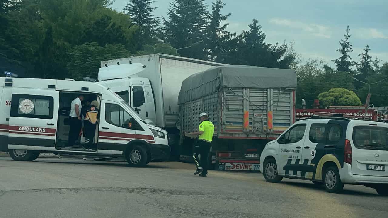 Eskişehir OSB girişinde kaza! Kamyonun sürücü kabini dümdüz 