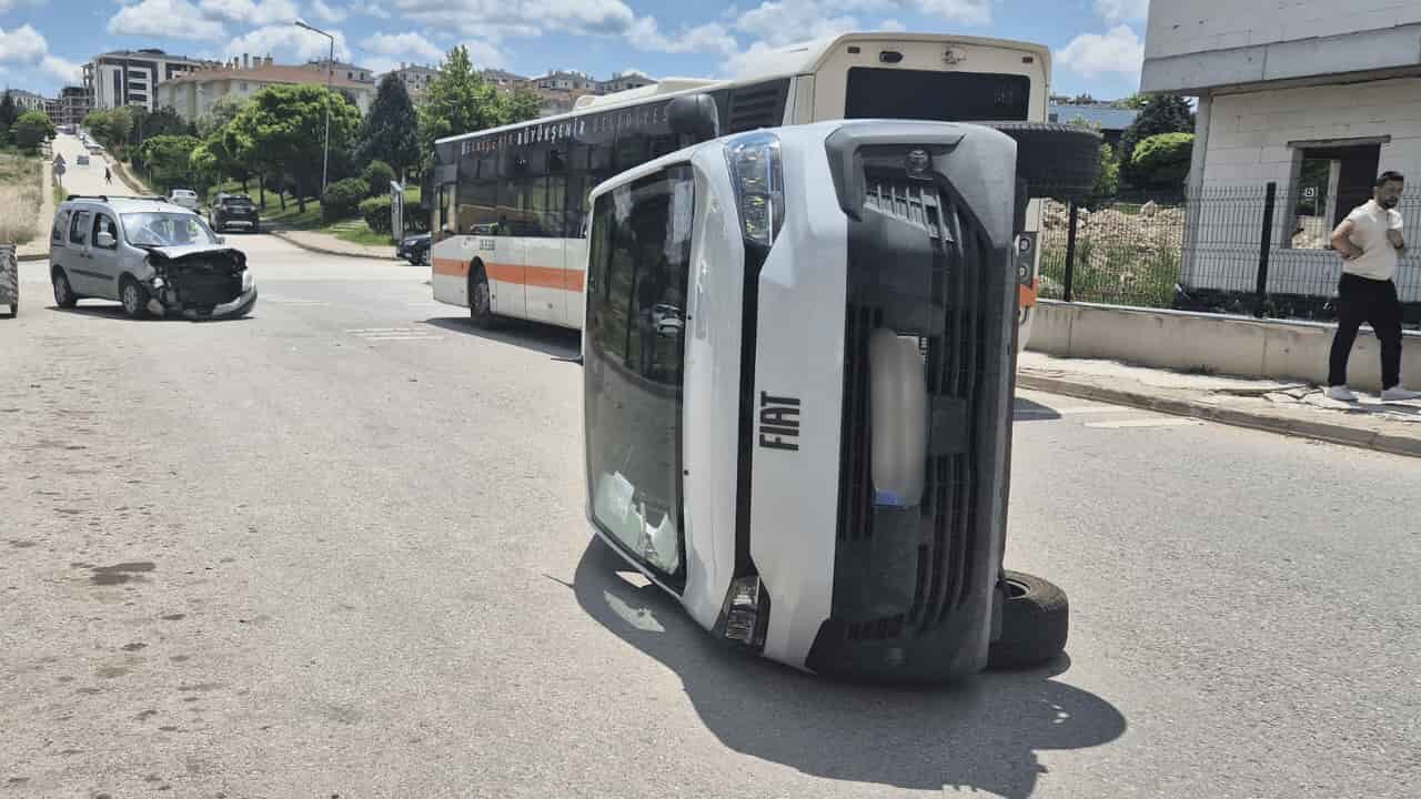 Eskişehir’de korkutan kaza : PTT aracı devrildi, y