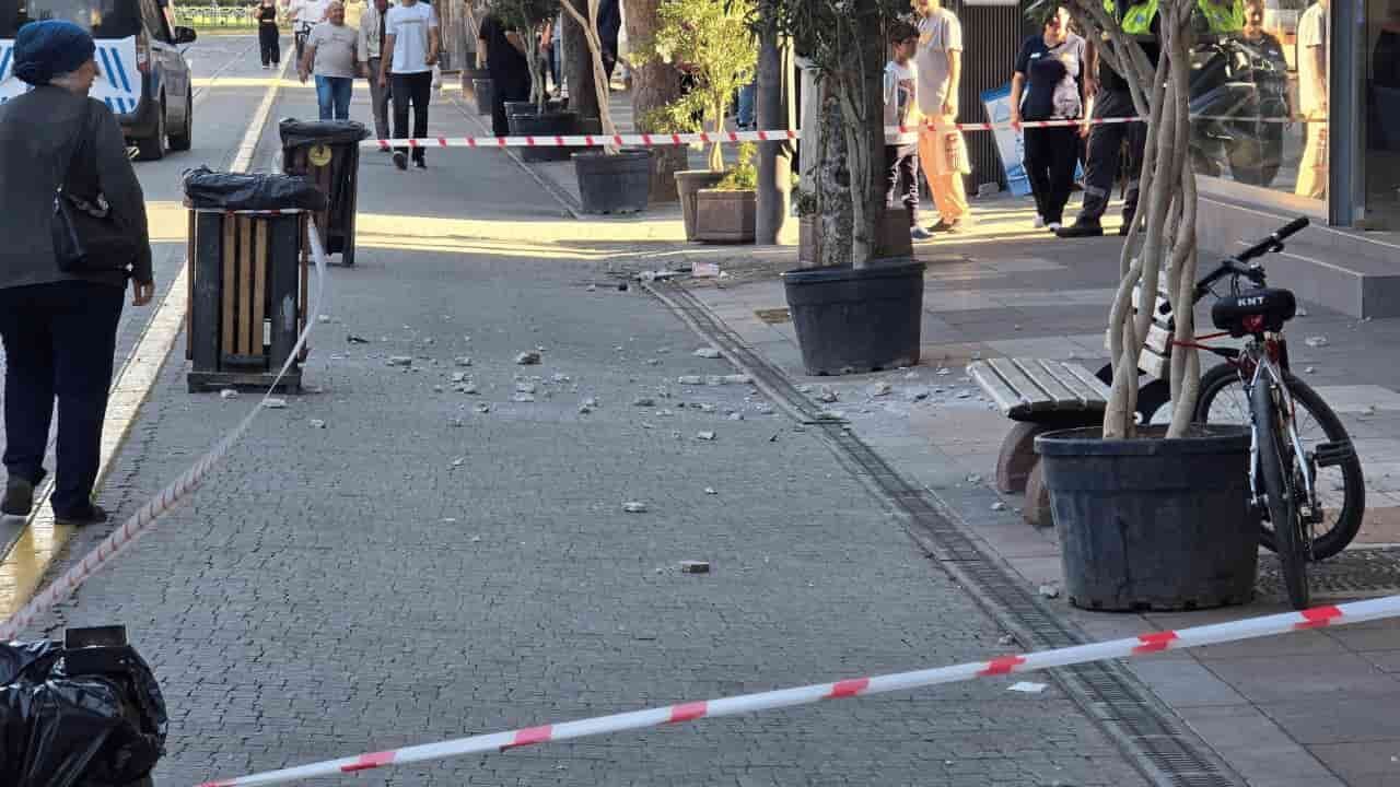 Eskişehir'in en işlek noktasında binadan beton parçaları kop
