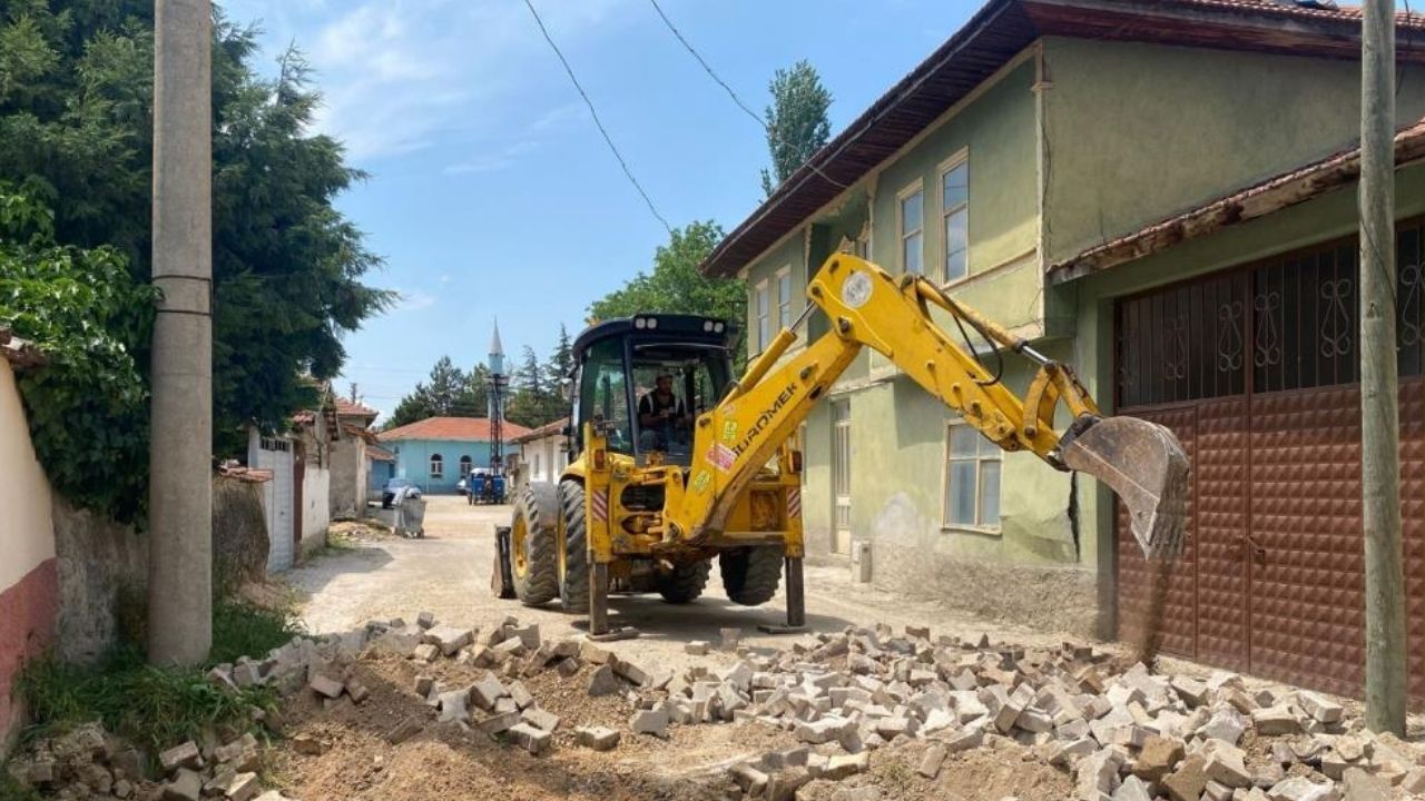 İnönü’de bozulan sokak yolları kilit taşı döşeme ile yenilen