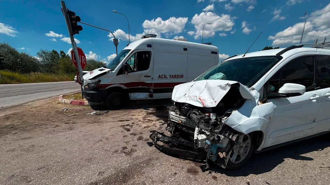 Ambulans ile hafif ticari araç çarpıştı: 7 yaralı!
