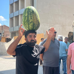 Eskişehir'de başındaki karpuzla çiftçinin sesi oldu: “Tarlada 1, markette 50 lira”